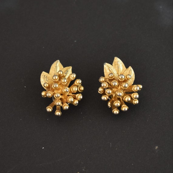 Vintage BSK earring Gold clip-on Mid-century non-… - image 3