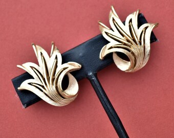 Elegant Vintage Trifari Earrings Clip on Gold Leaf Statement earrings non pierced Brushed gold clips for women