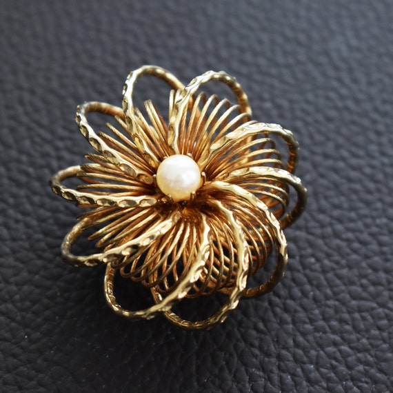 Vintage flower brooch Pearl Gold statement brooch… - image 2