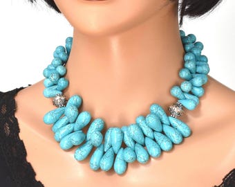 Colar statement artesanal com turquesa maciça, joia com pedras preciosas agrupadas, gargantilha artesanal exclusiva.