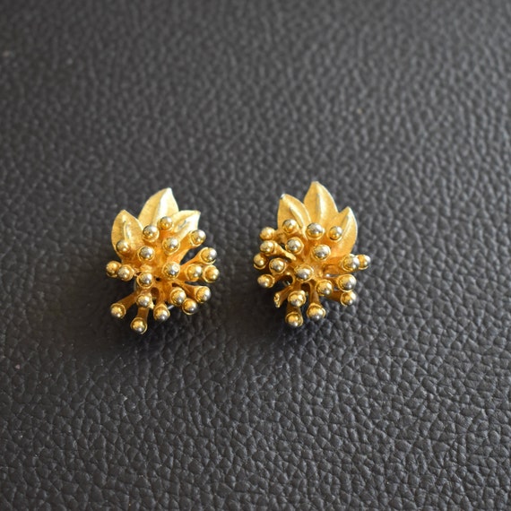 Vintage BSK earring Gold clip-on Mid-century non-… - image 6