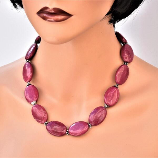 Collier fait main en jade bordeaux, perles, grosses pierres précieuses, bijoux tendance, cadeau artisanal unique pour femme