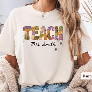 T-shirt d'Halloween personnalisé pour enseignant(e) avec motif toile d'araignée, T-shirt patchwork personnalisé pour enseignant(e), T-shirt d'automne Comfort Colors® pour enseignant(e), Cadeau effrayant