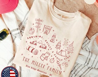 カスタムファミリーキャンプバケーションシャツ、パーソナライズされたキャンプ旅行Tシャツ、お揃いの家族同窓会シャツ、湖畔キャンプアドベンチャーグループTシャツ