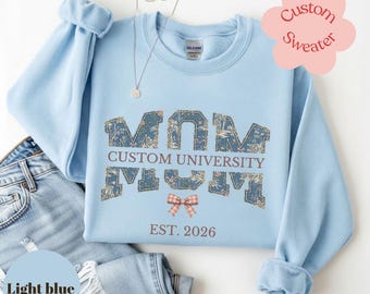 カスタム大学ママ設立年スウェットシャツ、パーソナライズされた大学ママシャツ、花柄パッチワークリボンママクルーネック、2026年卒業生ギフト