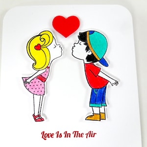 Tarjeta de beso, tarjeta de beso, tarjeta de San Valentín, tarjeta de beso pequeño, el amor está en el aire, la tarjeta de beso de la niña del niño, la tarjeta de los amantes jóvenes, la tarjeta de aniversario