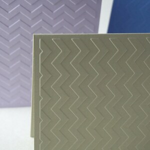 Cartes gaufrées Chevron, Cartes vierges Chevron, Motif Chevron gaufré, Cartes gaufrées en zigzag, Ébauches Chevron, Papeterie Chevron, ZIgzag
