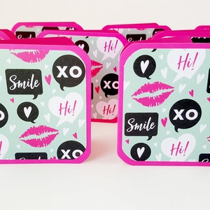 Kaarten kussen, minikaarten, kusminikaarten, kaartenset lippen, Smile XO, felroze kaarten, vierkante kaarten, 3 x 3 vierkante tags, kaartenset roze lippenstift