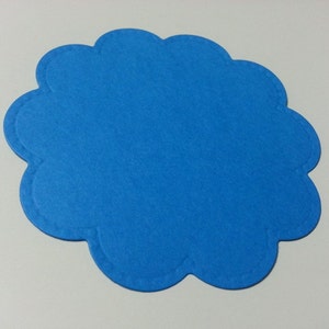 Pode incluir: Um c&iacute;rculo de papel azul com bordas festoneadas, perfeito para artesanato ou scrapbooking.
