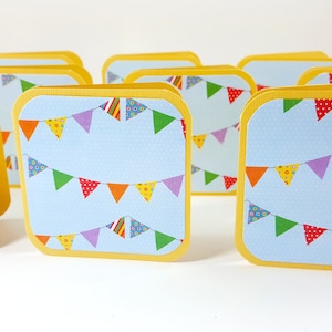 Minitarjetas con banderines, minitarjetas para fiestas, tarjetas cuadradas, etiquetas cuadradas, tarjetas de 3x3, juego de tarjetas con banderines coloridos, juego de tarjetas con banderas, tarjetas con banderines, etiquetas