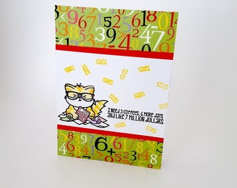 Puede incluir: Una tarjeta de felicitación con un gato de dibujos animados que lleva gafas y sostiene una calculadora. La tarjeta tiene un fondo verde y amarillo con números rojos y amarillos. El texto de la tarjeta dice "Necesito 3 cafés, 6 días más y me gustaría 7 millones de dólares".