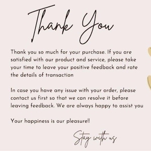 K&ouml;nnte beinhalten: Eine cremefarbene Karte mit den Worten "Thank You" in eleganter Schreibschrift. Die Karte enth&auml;lt eine Dankesbotschaft f&uuml;r einen Kauf, bittet um Feedback und bietet Unterst&uuml;tzung an. Der Satz "Stay with us" ist ebenfalls vorhanden.