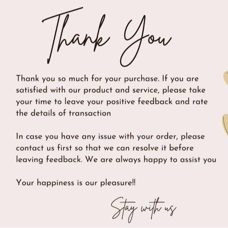 K&ouml;nnte beinhalten: Eine cremefarbene Karte mit den Worten "Thank You" in eleganter Schreibschrift. Die Karte enth&auml;lt eine Dankesbotschaft f&uuml;r einen Kauf, bittet um Feedback und bietet Unterst&uuml;tzung an. Der Satz "Stay with us" ist ebenfalls vorhanden.