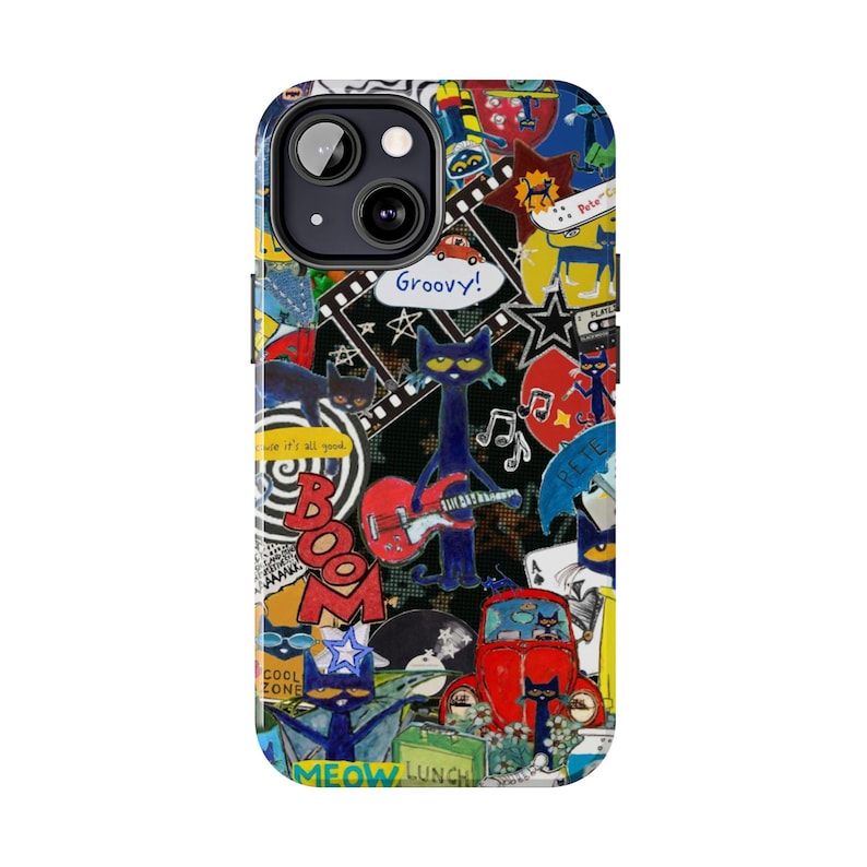 K&ouml;nnte beinhalten: Eine farbenfrohe Handyh&uuml;lle mit einer Collage aus Cartoon-Bildern. Das Design umfasst eine blaue Katze, die Gitarre spielt, ein rotes Auto und das Wort "Groovy!". Weitere Elemente sind Noten, Sterne und das Wort "BOOM".