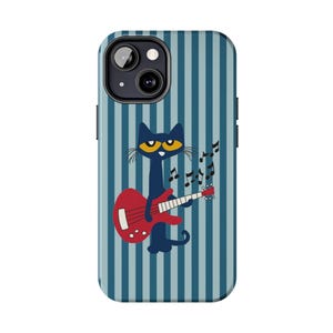 K&ouml;nnte beinhalten: Eine Handyh&uuml;lle mit einer Cartoon-Katze, die eine rote E-Gitarre spielt. Die Katze ist dunkelblau mit gelben Augen und einem gelben Kragen. Der Hintergrund hat vertikale blaue und graue Streifen.