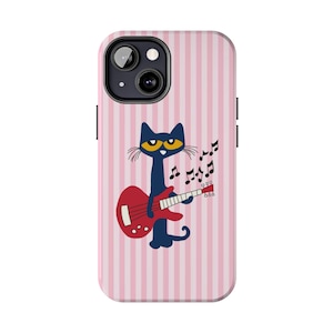 K&ouml;nnte beinhalten: Handyh&uuml;lle mit einer Cartoon-Katze, die eine rote Gitarre spielt, mit Noten dar&uuml;ber. Die Katze ist dunkelblau mit gelben Augen und Schnurrhaaren. Der Hintergrund hat rosa und wei&szlig;e vertikale Streifen.