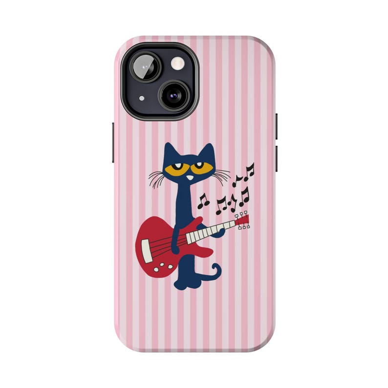 K&ouml;nnte beinhalten: Handyh&uuml;lle mit einer Cartoon-Katze, die eine rote Gitarre spielt, mit Noten dar&uuml;ber. Die Katze ist dunkelblau mit gelben Augen und Schnurrhaaren. Der Hintergrund hat rosa und wei&szlig;e vertikale Streifen.