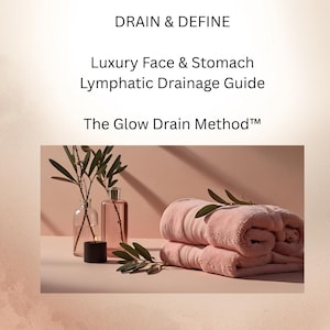 Op de afbeelding: Een spa-thema afbeelding met een stapel roze handdoeken, een kaars en twee glazen flessen met groene takjes. De tekst luidt "DRAIN & DEFINE" en "Luxury Face & Stomach Lymphatic Drainage Guide". The Glow Drain Method™ wordt ook weergegeven.