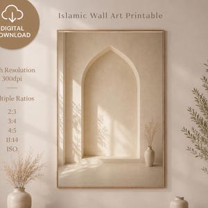 Op de afbeelding: Een rechthoekige wandkunstprint met een beige boogdeur met zachte schaduwen, weergegeven in een lijst. De afbeelding bevat de tekst: Islamic Wall Art Printable, Digital Download, High Resolution 300dpi en Multiple Ratios 2:3, 3:4, 4:5, 11:14, ISO.