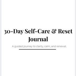 Op de afbeelding: Een witte achtergrond met de zwarte tekst "30-Day Self-Care & Reset Journal". Daaronder staat "A guided journey to clarity, calm, and renewal." De tekst is gecentreerd en in een schreefletter.