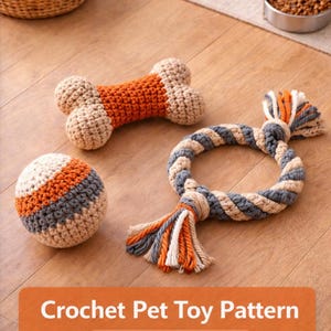 Puede incluir: Juguetes para mascotas hechos a ganchillo en varias formas y colores. La imagen presenta un juguete con forma de hueso, una pelota y un juguete de cuerda. Los juguetes son de color naranja, gris y beige. También se ve el texto "Crochet Pet Toy Pattern".