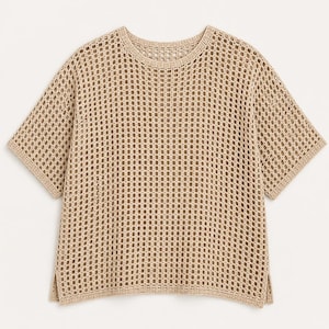 Könnte beinhalten: Ein kurzärmeliges Shirt mit offenem Webmuster in einem neutralen Beigeton. Das Shirt hat einen Rundhalsausschnitt und ein lockeres, atmungsaktives Design. Die offene Strickkonstruktion erzeugt ein gitterartiges Muster im gesamten Kleidungsstück, geeignet für warmes Wetter.