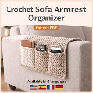 Könnte beinhalten: Beige gehäkelter Sofa-Armlehnen-Organizer mit drei Taschen, in denen sich ein Buch, eine Fernbedienung und ein Smartphone befinden. Der Organizer ist über einer Sofaarmlehne drapiert. Text: "Crochet Sofa Armrest Organizer" und "Pattern PDF".