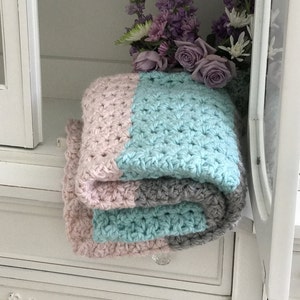 Wzór na szydełkowany kocyk dla dziecka - Super Bulky Yarn - Łatwy wzór autorstwa Deborah O&#39;Leary Patterns - Tylko po angielsku