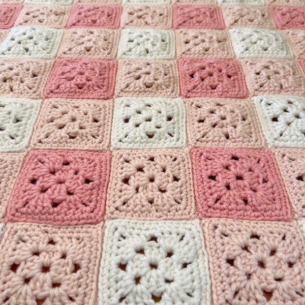 Häkelmuster für eine Babydecke – Gingham Grandma Square Babydecke – Einfaches Muster von Deborah O'Leary Patterns – – Nur auf Englisch