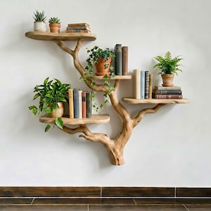 Op de afbeelding: Een uniek, boomvormig houten boekenrek met meerdere planken. De planken bevatten potplanten en boeken van verschillende formaten en kleuren. De natuurlijke houtnerf en het organische ontwerp creëren een rustieke, door de natuur geïnspireerde esthetiek.