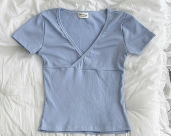 Wickeloberteil aus gerippter Baumwolle in Ozeanblau, Kurzarm-T-Shirt mit V-Ausschnitt