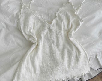 Cremeweißes, strukturiertes Baumwoll-Cami-Top mit überkreuzten Rüschen und V-Ausschnitt