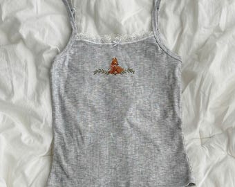 Hirsch bestickt Cami Top | Kokette Lace Trim Tank Top | Graues geripptes Baumwollhemdchen
