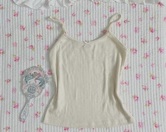 Beigefarbenes Baumwoll-Top mit Lochmuster, cremefarbene Schleife, verspieltes Tanktop