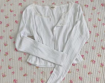 Weißer Baumwoll-Cardigan mit Spitzenbesatz, weicher, atmungsaktiver Lochstrick-Shuffle.
