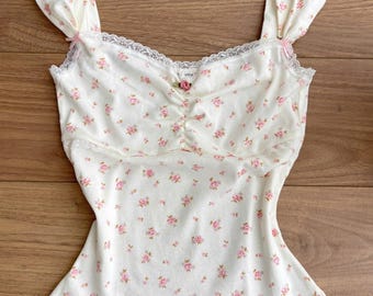 Kokettes Tanktop aus Baumwolle mit zartem Blumenmuster, Trägertop mit Spitzenbesatz, romantische Sommerweste
