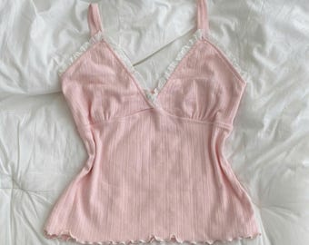 Rosa Baumwoll-Camisole mit Lochmuster, Tanktop mit V-Ausschnitt und Rüschensaum sowie Spitzenbesatz