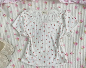 Kokettes, florales Pointelle-Baumwoll-Crop-Top, geripptes T-Shirt mit Rosenbesatz und Spitzensaum