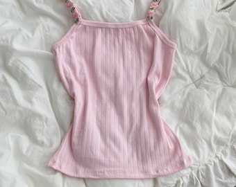 Rosa Blumen Strap Tank Top | Pointelle Baumwoll Cami | Atmungsaktiver Sommer Leibchen | Fairycore Y2K Shirt