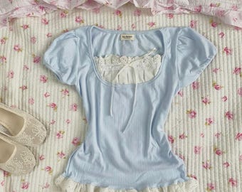 Kokette blaue Baumwollbluse mit Schleife, Spitzenbesatz und Puffärmeln