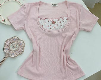 Kokettes rosa Baby-T-Shirt mit Lagenmuster und Blumenmuster, weiches Kurzarm-Top aus Pointelle-Baumwolle