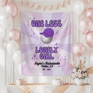 Peut inclure: Une bannière lavande et blanche avec le texte "ONE LESS LONELY GIRL" et une boule disco portant une casquette de baseball violette. La bannière est décorée d'étoiles et est pour l'enterrement de vie de jeune fille de Kaylee à Malibu, CA, Est. 2029. Des ballons et des fleurs entourent la bannière.
