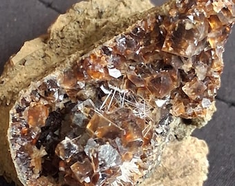 Aggregato di cristalli lucenti color marrone cioccolato su matrice - Campione ad alto indice di rifrazione - 41 g