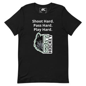 Puede incluir: Camiseta negra con el texto "Shoot Hard. Pass Hard. Play Hard." y un logotipo de lobo con el texto "GG HOCKEY". El logotipo es negro, blanco y verde.