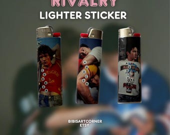 Puede incluir: Tres pegatinas rectangulares para encendedor con impresiones fotográficas de personas. El texto HEATED RIVALRY LIGHTER STICKER está arriba. Cada pegatina muestra a una persona con el texto vertical HUDSON.