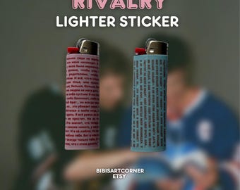 Puede incluir: Dos pegatinas rectangulares para encendedor con texto en ruso impreso en tinta oscura. Una pegatina es rosa claro y la otra es azul claro. Ambas tienen un botón de encendido rojo y un protector de llama plateado.
