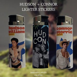 Puede incluir: Tres encendedores con pegatinas personalizadas. A la izquierda, Hudson Williams con el texto BIGHUD. En el centro, uno negro con HUD CON y una foto de dos personas. A la derecha, Connor Storrie con sombrero de vaquero y el texto SUNSHINE. Texto: HUDSON + CONNOR LIGHTER STICKERS y BIBISARTCORNER ON ETSY.