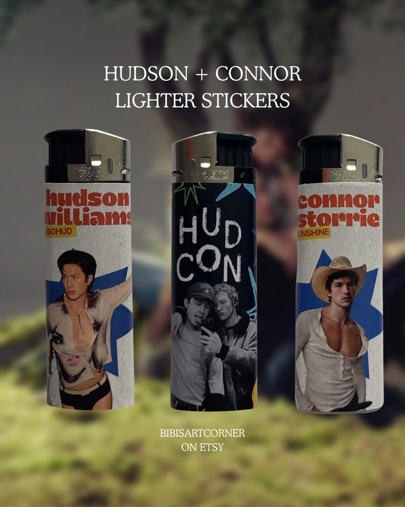 Puede incluir: Tres encendedores con pegatinas personalizadas. A la izquierda, Hudson Williams con el texto BIGHUD. En el centro, uno negro con HUD CON y una foto de dos personas. A la derecha, Connor Storrie con sombrero de vaquero y el texto SUNSHINE. Texto: HUDSON + CONNOR LIGHTER STICKERS y BIBISARTCORNER ON ETSY.