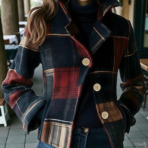 Puede incluir: Chaqueta patchwork en tonos azul marino, rojo, marrón y beige. La chaqueta presenta un cuello, tres botones beige grandes y un corte entallado. El diseño incorpora una mezcla de patrones de cuadros, creando un look único y elegante.