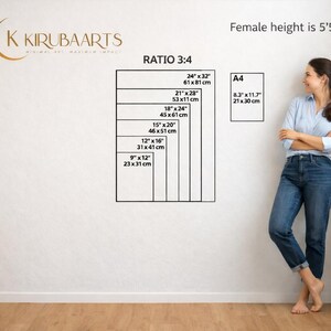 Op de afbeelding: Afbeelding van een vrouw naast een muur met een maattabel voor prints. De afmetingen zijn in inches en centimeters. De tekst "Female height is 5'5" is ook zichtbaar.